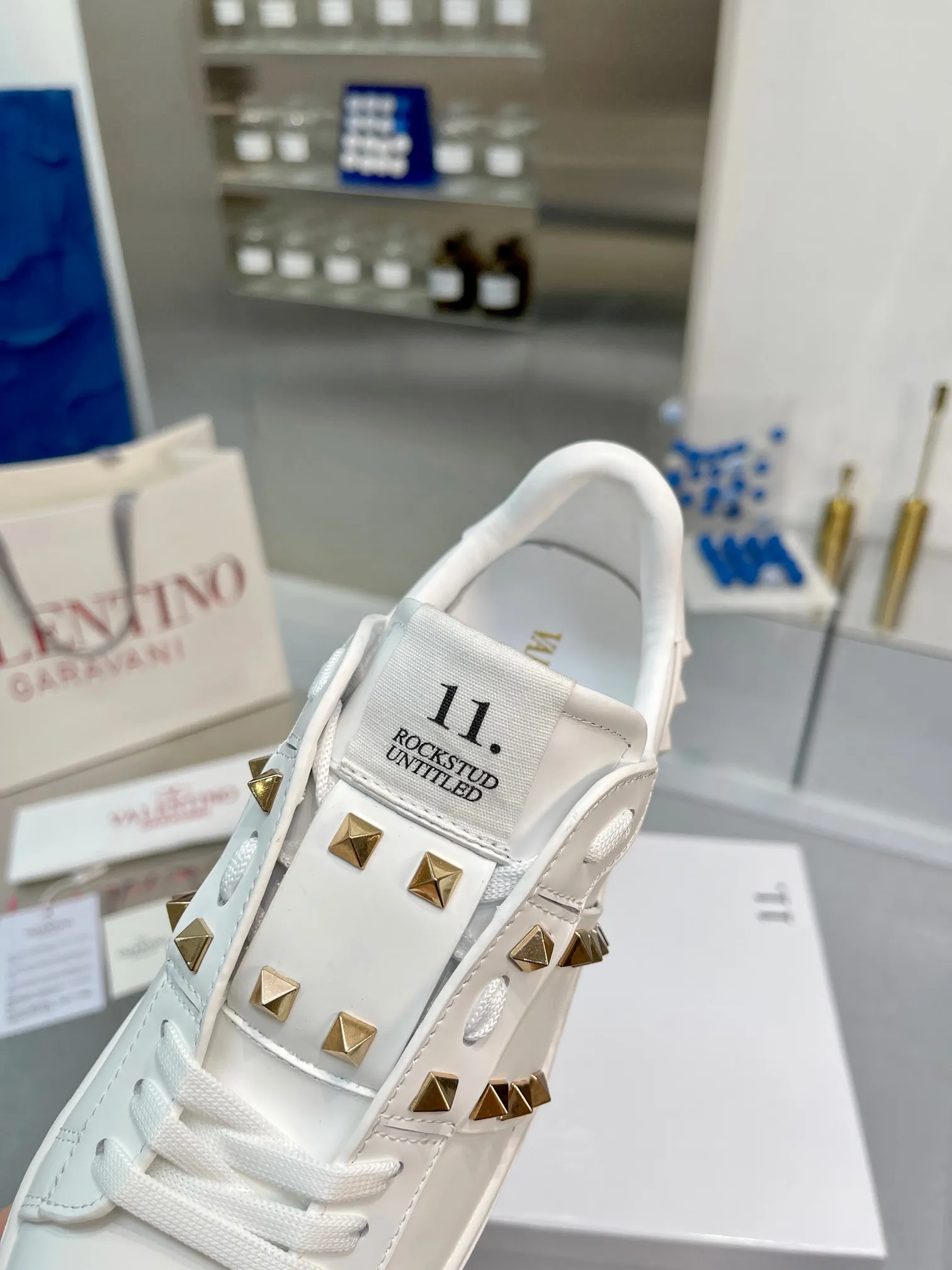 👟👟Ex-factory price 620👟👟 The latest thick-soled high version of Nujia Valentino Valentino 23ss spring and summer thick-soled rivet sports and casual shoes white shoes 2023 latest model hot-selling series hard to find after being launched in Japan super hot classic rivet series with thick sole 6cm higher purchased original development every detail is very exquisite🎁 Upper: silk cowhide splicing Lining: Cowhide lining Outsole: Original synchronized TPR outsole 6cm height increase Size: Female 35-41 (40.41 customized)